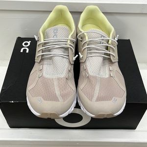 On running Cloud slip on sneaker in a Sand/Pearl